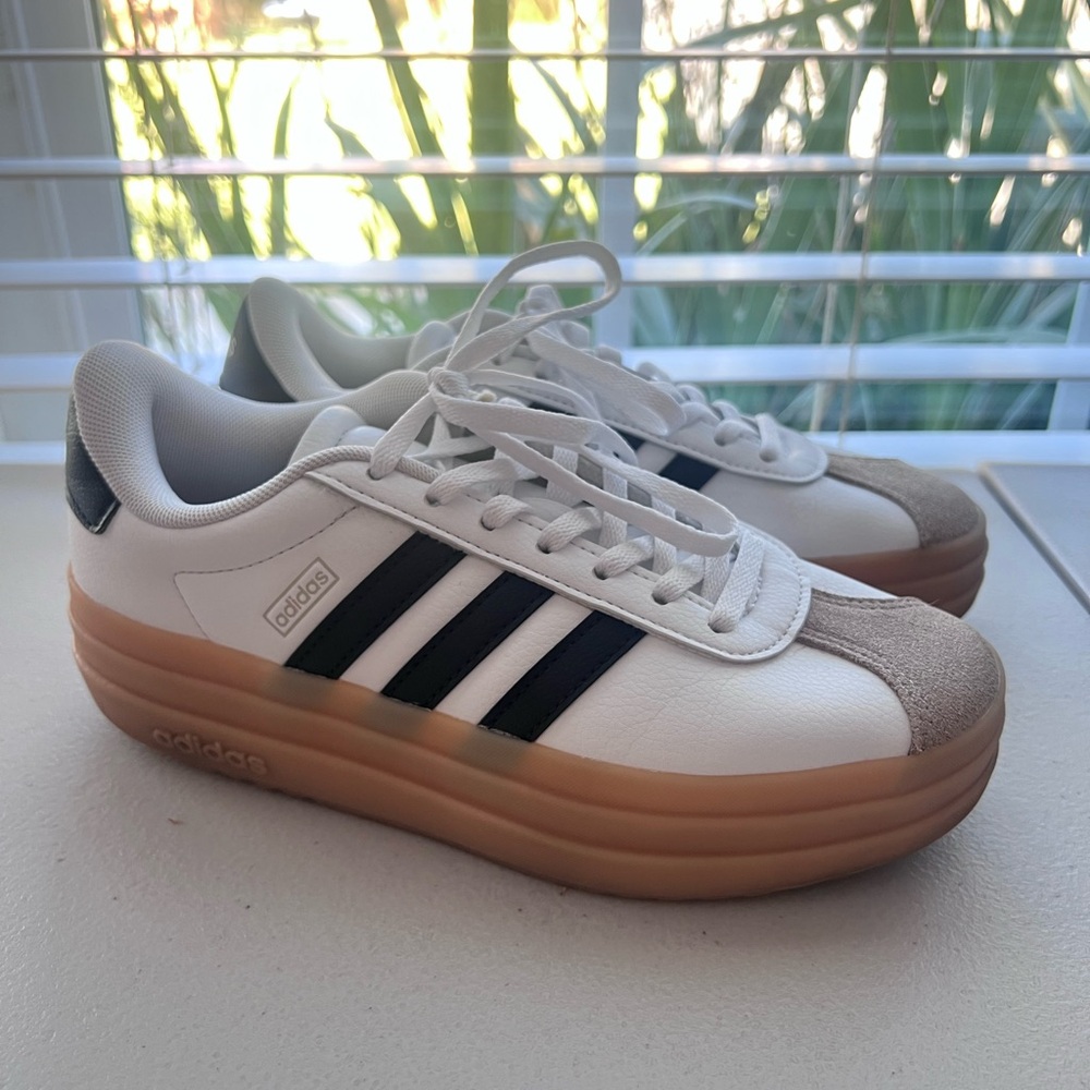 Adidas LV Court Bold. SIZE YOUTH 4.